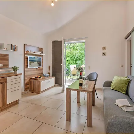 Haus Ostseekristall Smaragd * ツィノヴィッツ