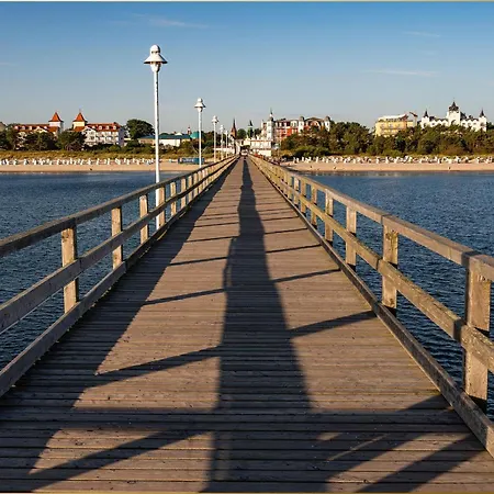 Haus Ostseekristall Smaragd アパート ツィノヴィッツ